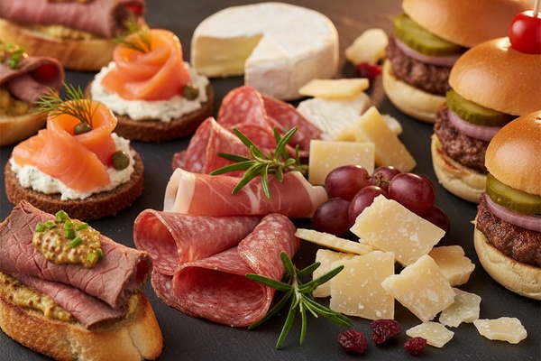 Закуски для фуршета на 23 февраля — канапе, мясная нарезка, сырное ассорти крупным планом
