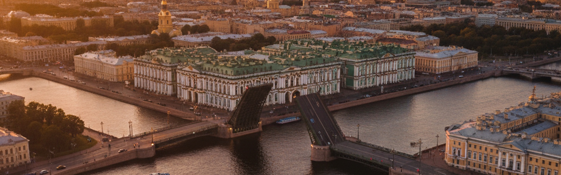 Санкт-Петербург — вид на Неву, Дворцовый мост и Зимний дворец