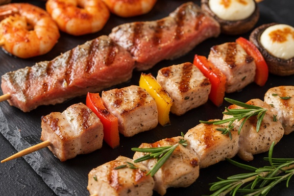 Мини-шашлычки из курицы, свинины и форели крупным планом на шпажках